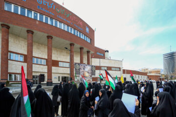 Un groupe d’habitants à Hamadan s'est rassemblé devant l'hôpital pour Enfants d’« Ekbatan » ce samedi 30 mars 2024 dans la ville de Hamadan à l’ouest de l’Iran, pour protester contre les crimes commis par les sionistes, en particulier contre les enfants et les femmes de la bande de Gaza sous blocus. Photo : Adel Bakhoda