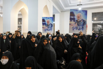 Les Iraniennes font leurs adieux aux sept conseillers militaires martyrs à Damas 