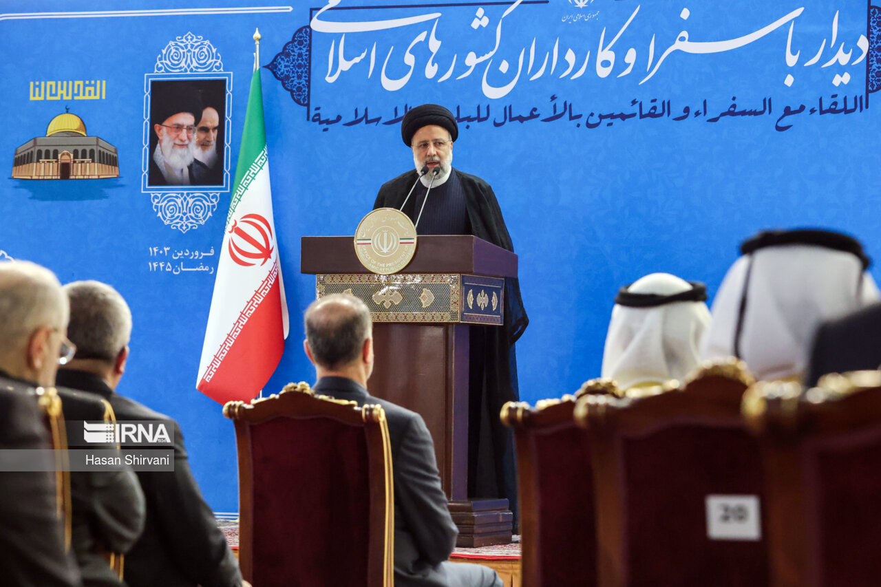 دیدار سفرای کشورهای اسلامی با رئیس جمهور