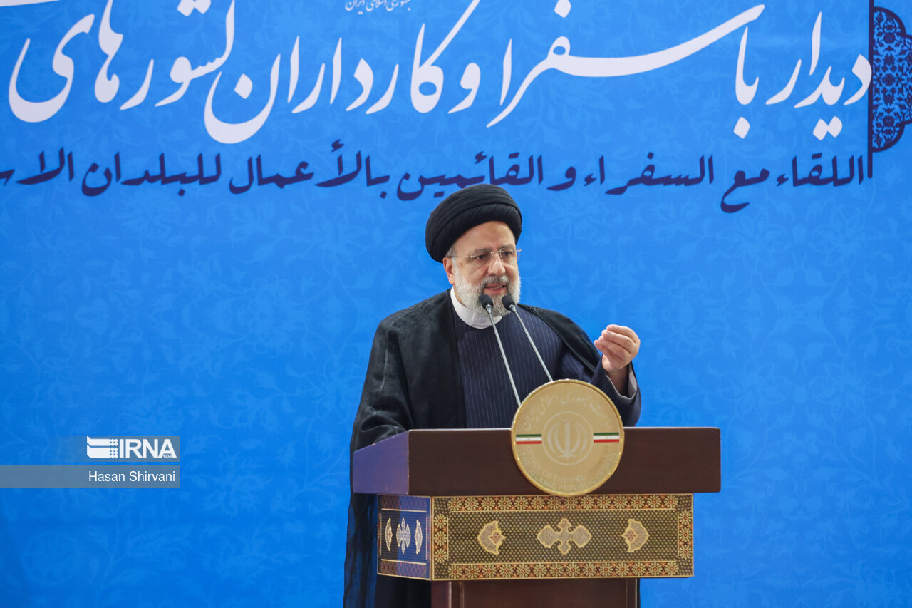 دیدار سفرای کشورهای اسلامی با رئیس جمهور