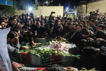Les Iraniennes font leurs adieux aux sept conseillers militaires martyrs à Damas 