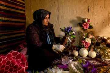خانم مرادی برای تامین مخارج مورد نیاز زندگی به حرفه گلسازی روی آورده و در خانه گل های مصنوعی می سازد.