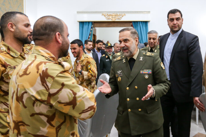 ضیافت افطار وزیر دفاع در جمع سربازان