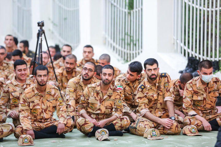 ضیافت افطار وزیر دفاع در جمع سربازان