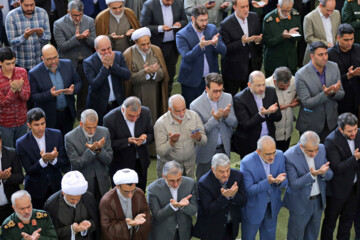اقامه نماز عید فطر به امامت مقام معظم رهبری