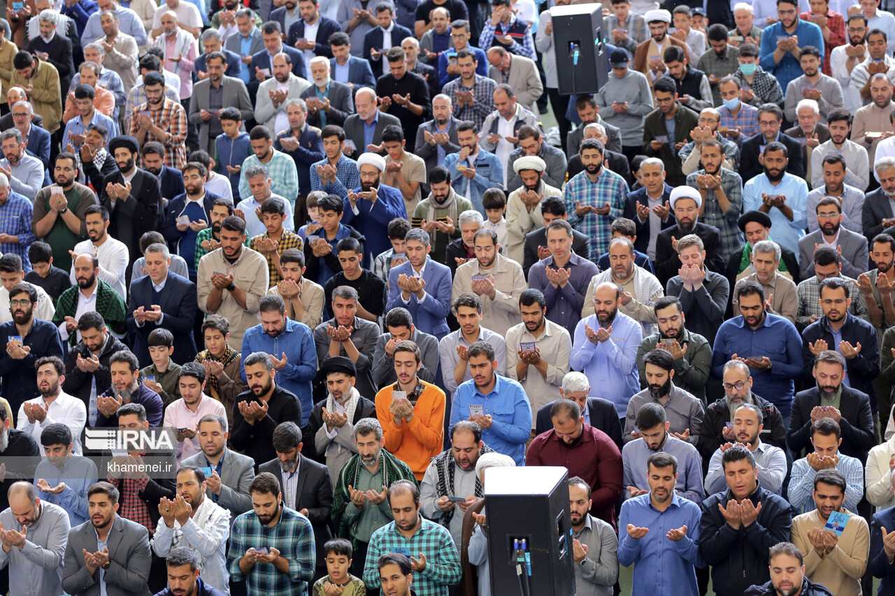 اقامه نماز عید فطر به امامت مقام معظم رهبری