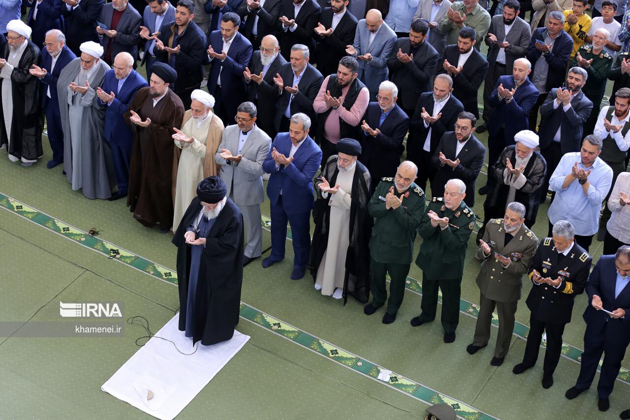 اقامه نماز عید فطر به امامت مقام معظم رهبری