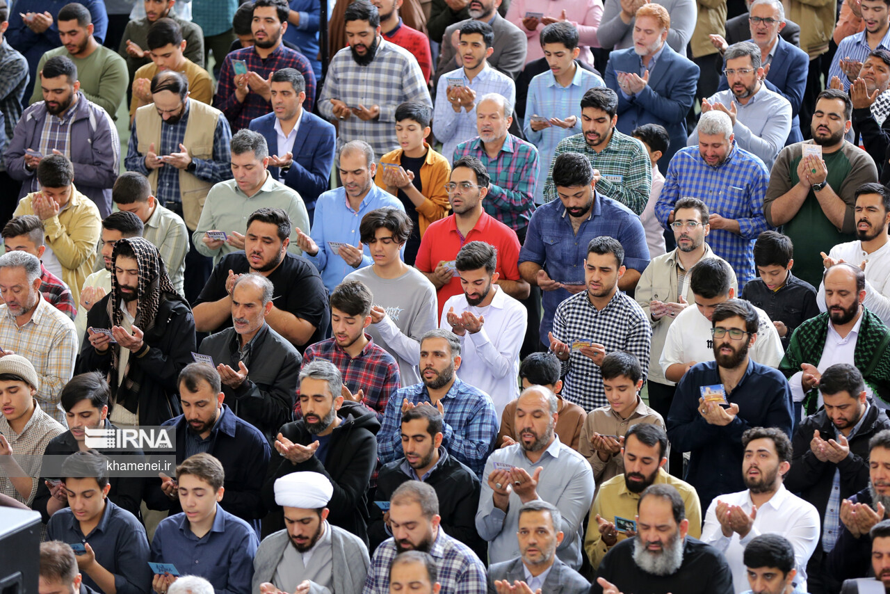 اقامه نماز عید فطر به امامت مقام معظم رهبری