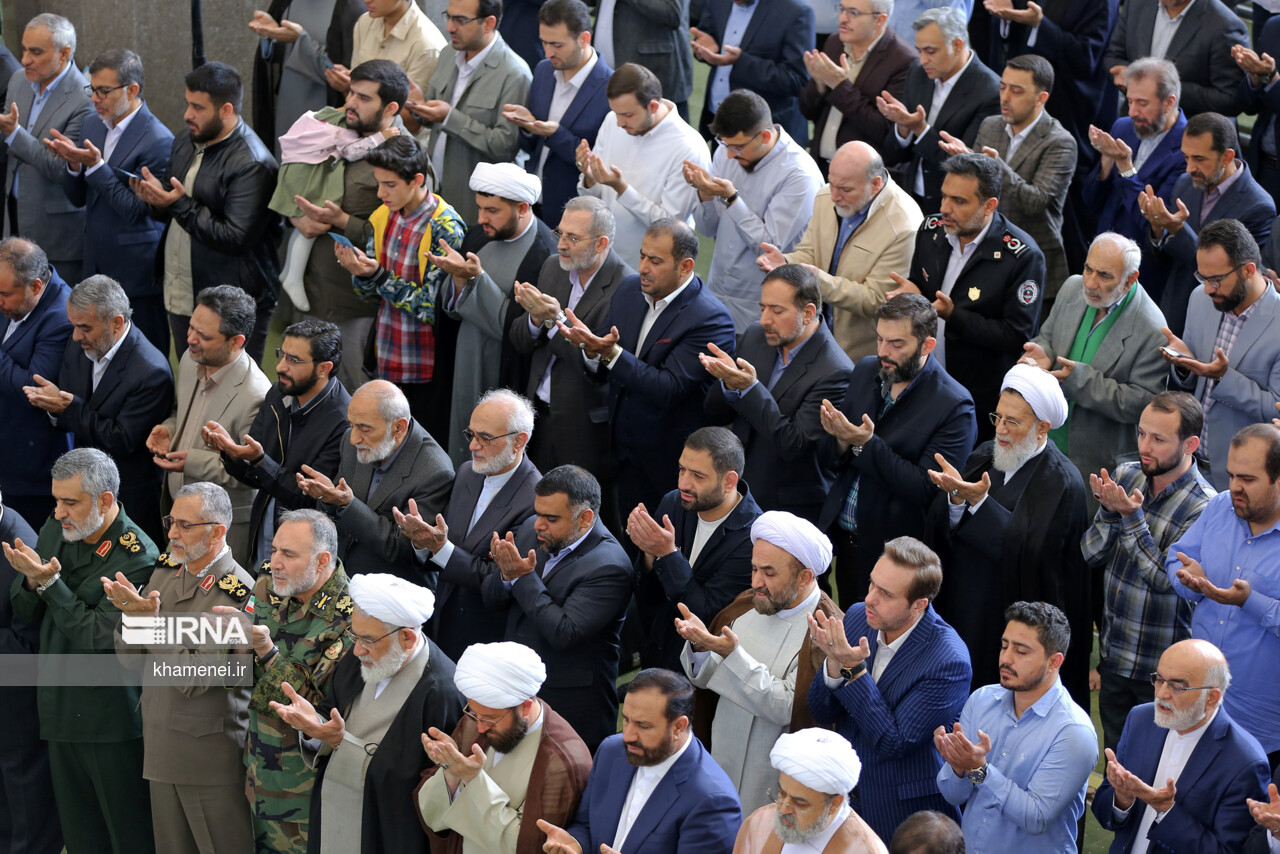 اقامه نماز عید فطر به امامت مقام معظم رهبری
