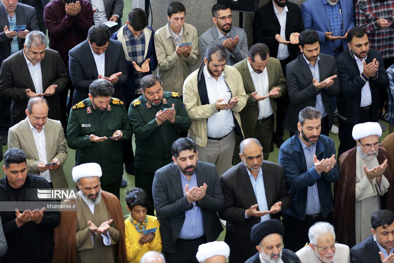 اقامه نماز عید فطر به امامت مقام معظم رهبری