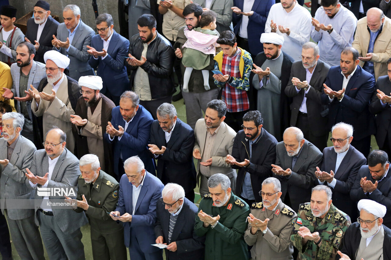 اقامه نماز عید فطر به امامت مقام معظم رهبری