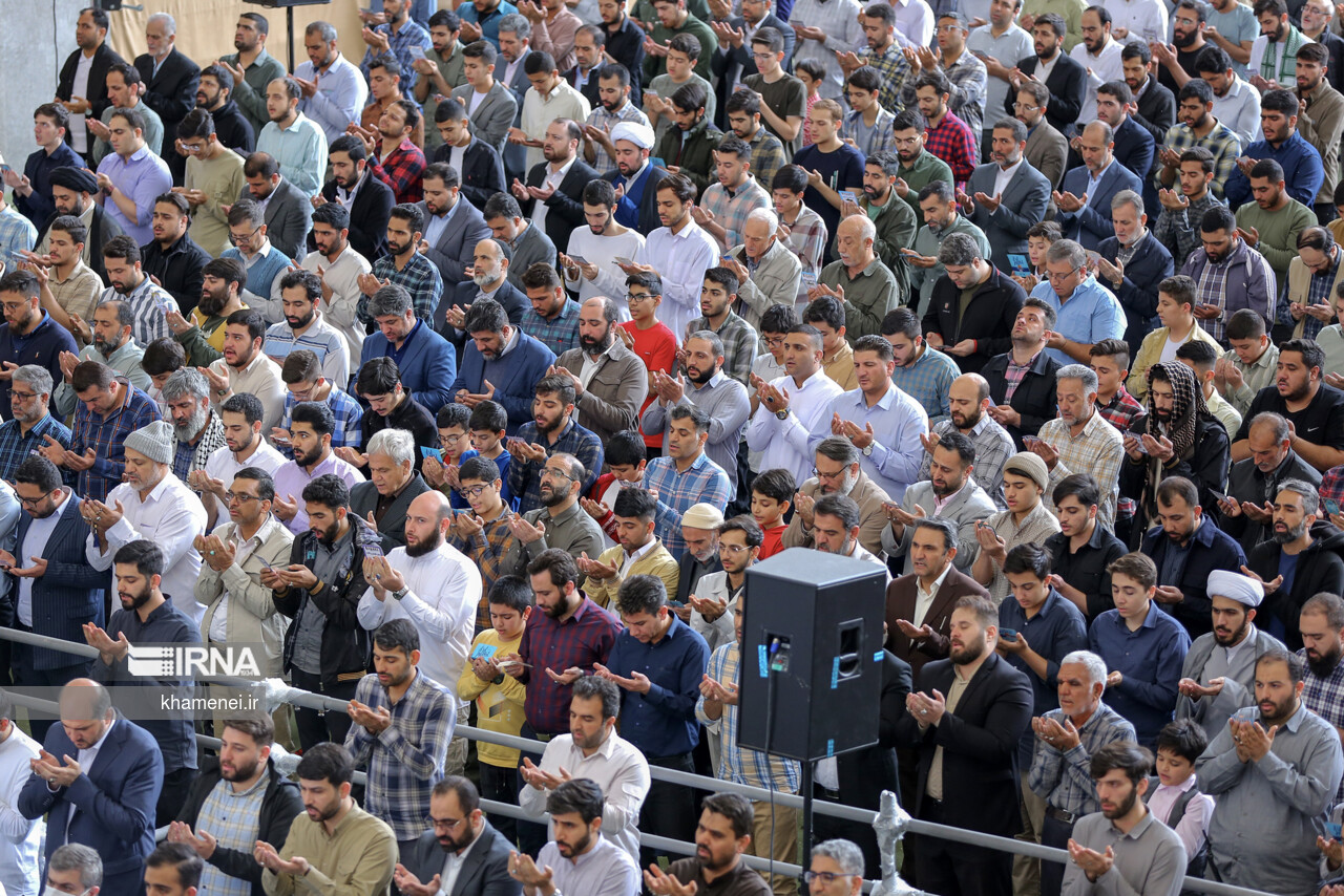 اقامه نماز عید فطر به امامت مقام معظم رهبری