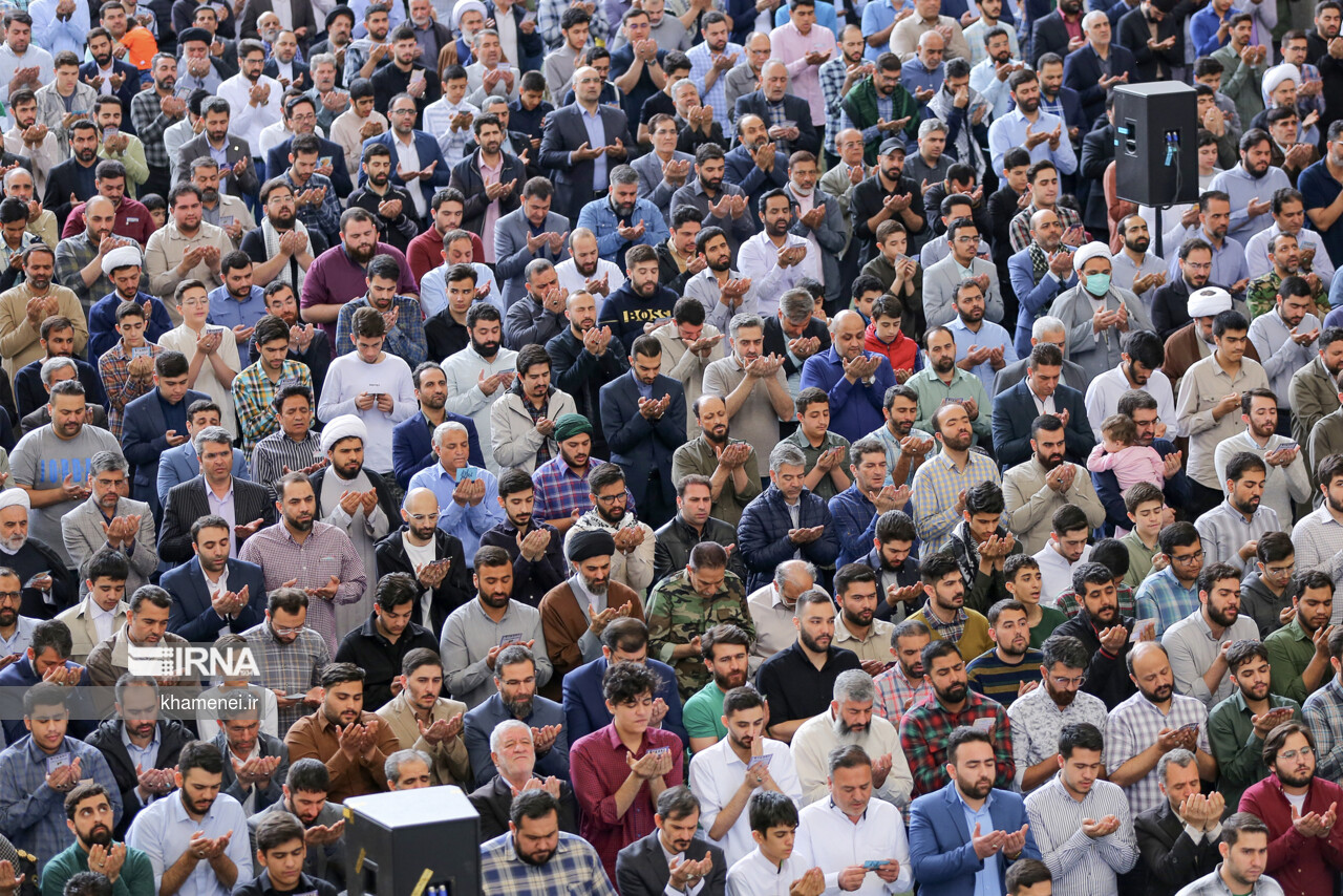 اقامه نماز عید فطر به امامت مقام معظم رهبری