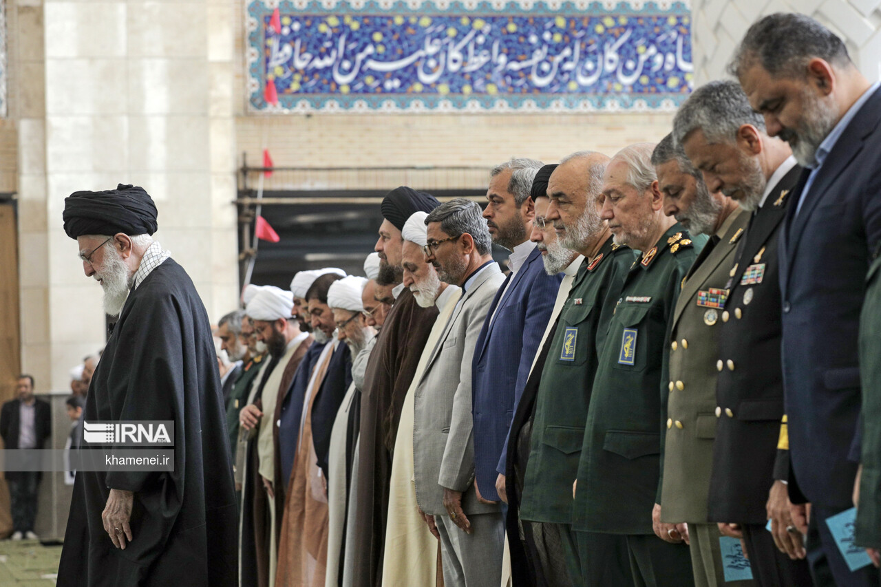 اقامه نماز عید فطر به امامت مقام معظم رهبری