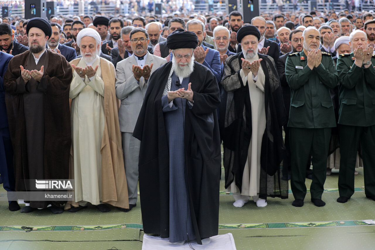 اقامه نماز عید فطر به امامت مقام معظم رهبری