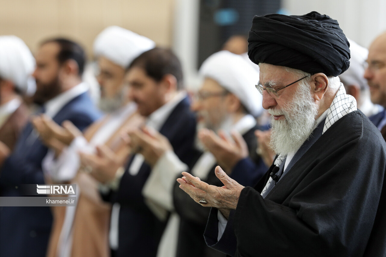 اقامه نماز عید فطر به امامت مقام معظم رهبری