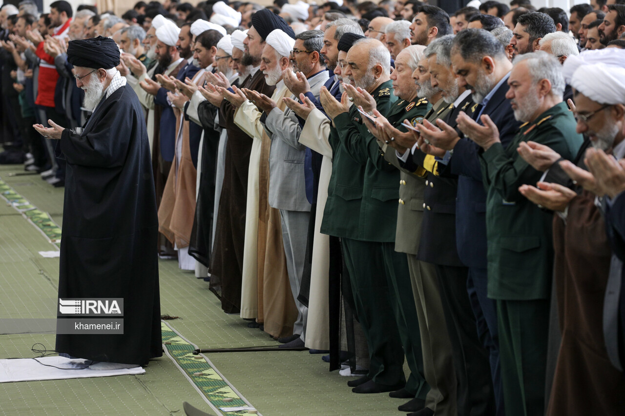 اقامه نماز عید فطر به امامت مقام معظم رهبری