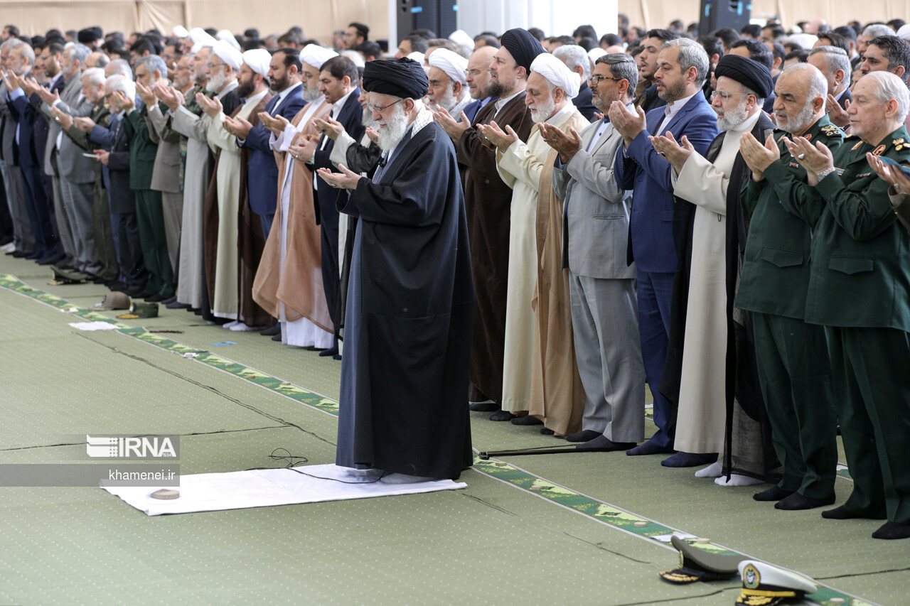 اقامه نماز عید فطر به امامت مقام معظم رهبری