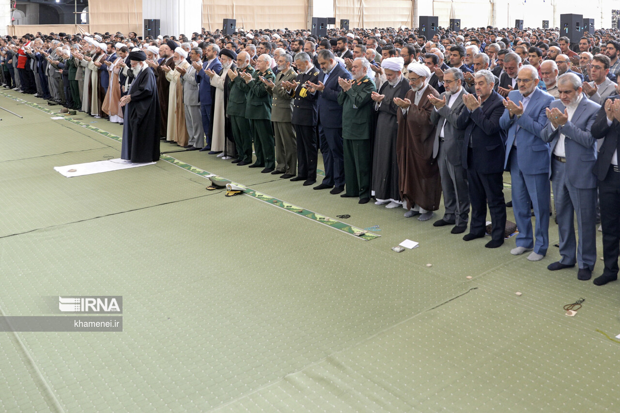 اقامه نماز عید فطر به امامت مقام معظم رهبری