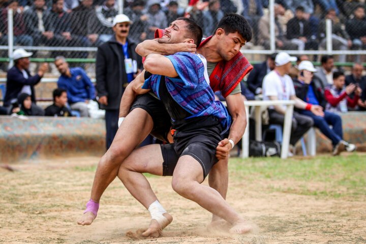 مسابقات کشتی چوخه در گود چشمه زینل خان اسفراین