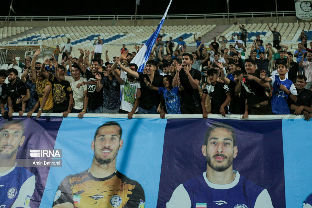 هواداران استقلال خوزستان به نشانه اعتراض ورزشگاه را ترک کردند+ فیلم