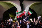 Menschenversammlung im Iran zur Unterstützung des Raketen- und Drohnenangriffs auf Israel