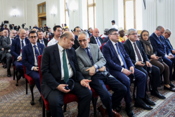 نشست وزیر خارجه با سفرا و روسای نمایندگی های خارجی مقیم تهران