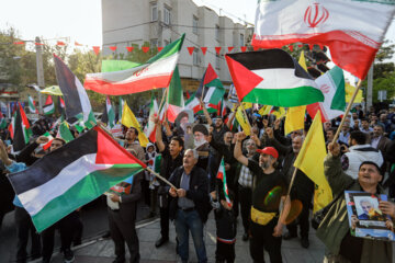 تجمع مردم کرج در حمایت از حمله موشکی و پهپادی سپاه به اسرائیل