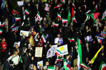 تجمع مردم اصفهان در حمایت از حمله موشکی و پهپادی سپاه به اسرائیل