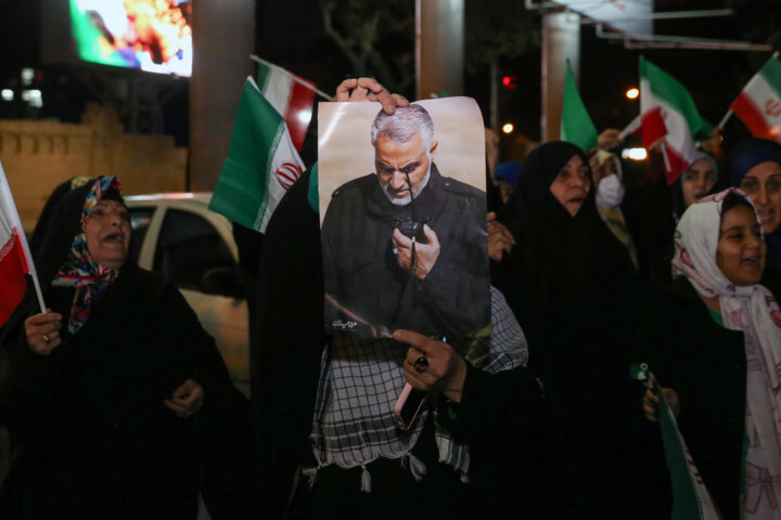 تجمع مردم شیراز در حمایت از حمله موشکی و پهپادی به اسرائیل
