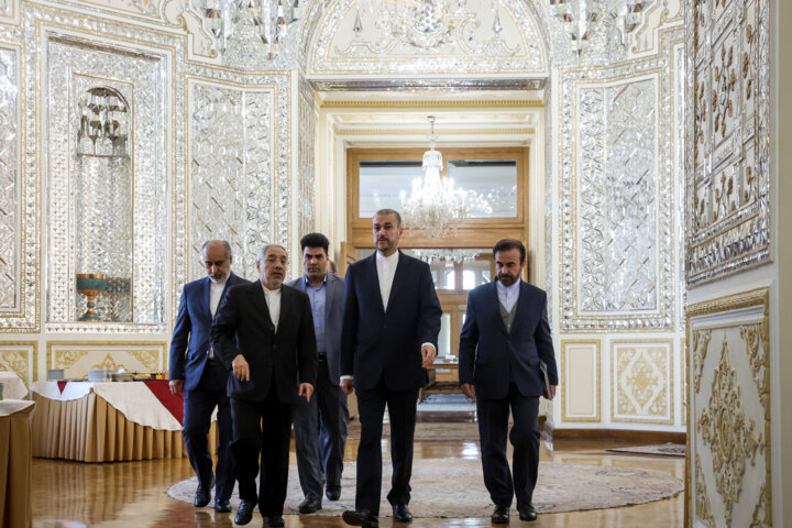 نشست وزیر خارجه با سفرا و روسای نمایندگی های خارجی مقیم تهران