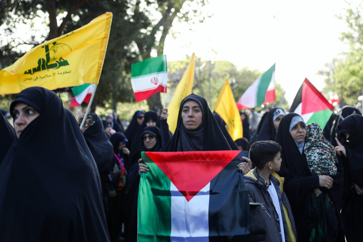 تجمع مردم قزوین در حمایت از حمله موشکی و پهپادی سپاه به اسرائیل