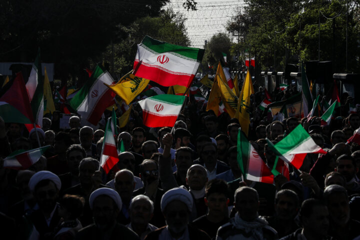 تجمع مردم قزوین در حمایت از حمله موشکی و پهپادی سپاه به اسرائیل
