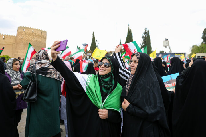 تجمع مردم شیراز در حمایت از حمله موشکی و پهپادی سپاه به اسرائیل