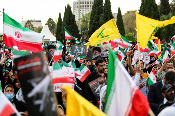 تجمع مردم شیراز در حمایت از حمله موشکی و پهپادی سپاه به اسرائیل