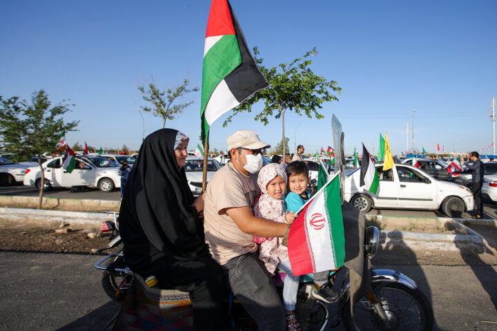 راهپیمایی خودرویی مردم قم در حمایت از حمله موشکی و پهپادی سپاه به اسرائیل
