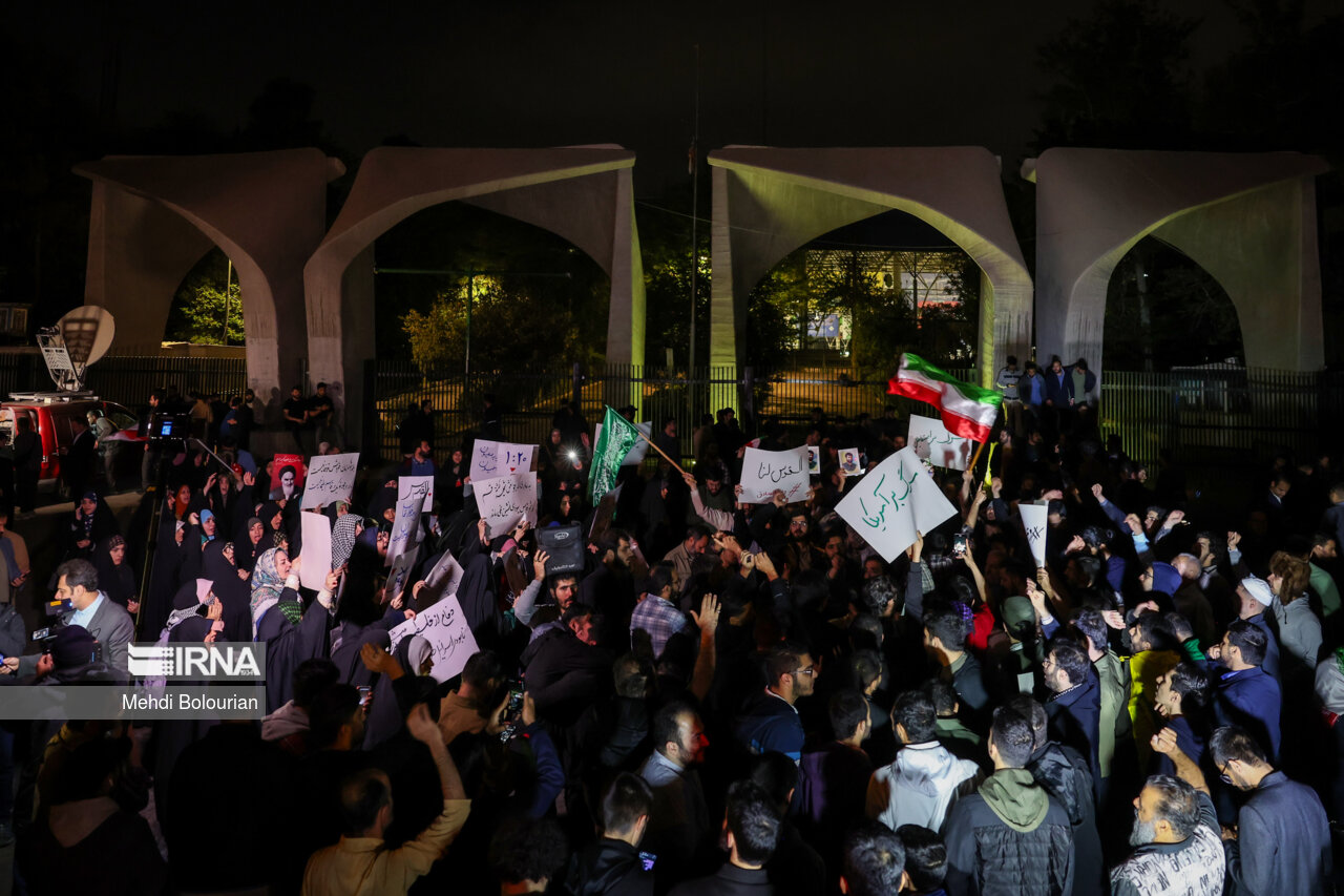 تجمع مردم تهران در حمایت از حمله موشکی و پهپادی سپاه به اسرائیل