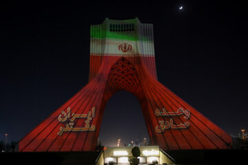 La Torre Azadi se ilumina en apoyo al CGRI 