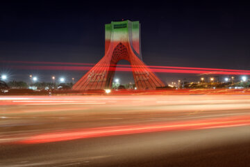 نورپردازی برج آزادی در حمایت از حمله موشکی و پهپادی به اسرائیل