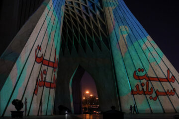 La Torre Azadi se ilumina en apoyo al CGRI 