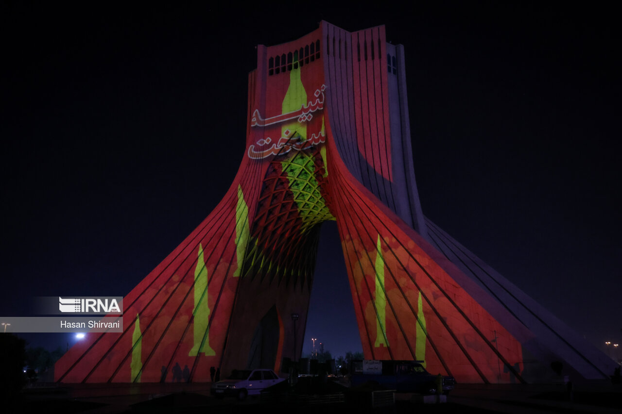 نورپردازی برج آزادی در حمایت از حمله موشکی و پهپادی به اسرائیل