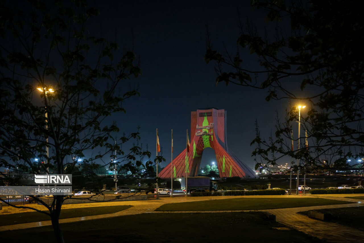 نورپردازی برج آزادی در حمایت از حمله موشکی و پهپادی به اسرائیل