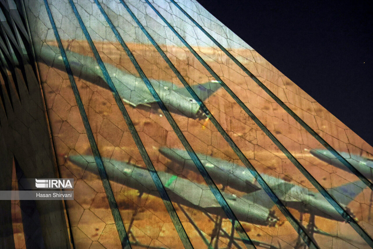 نورپردازی برج آزادی در حمایت از حمله موشکی و پهپادی به اسرائیل