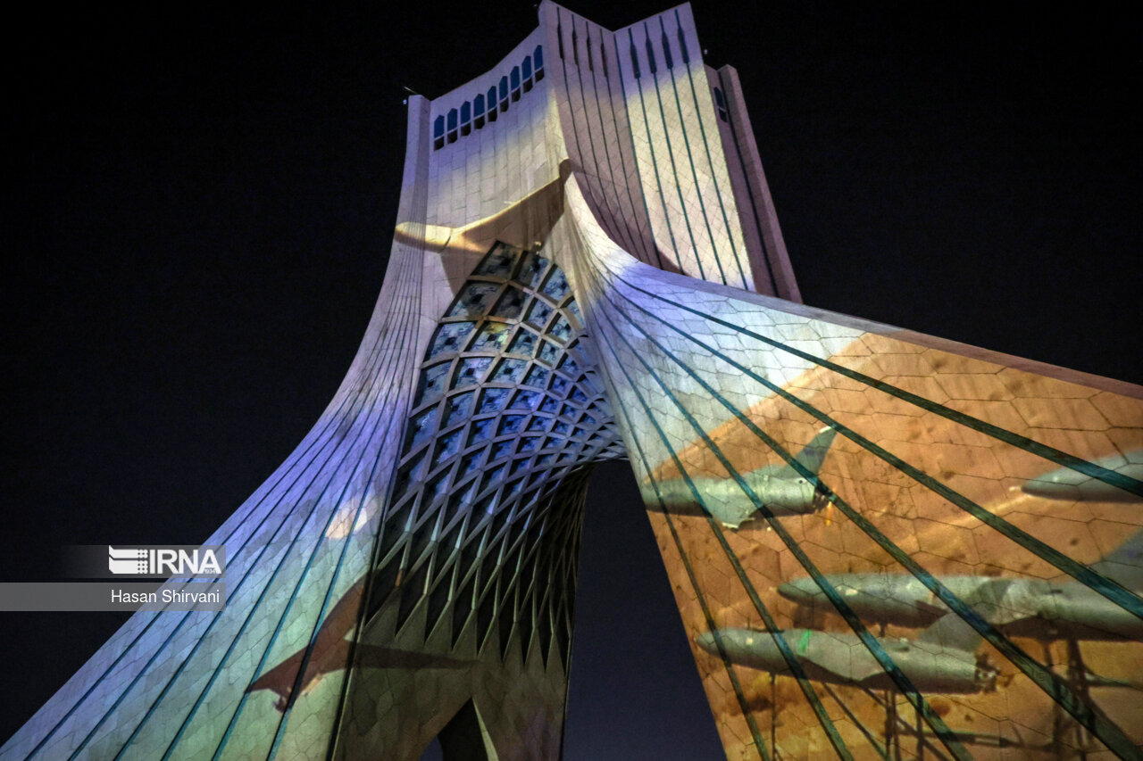 نورپردازی برج آزادی در حمایت از حمله موشکی و پهپادی به اسرائیل