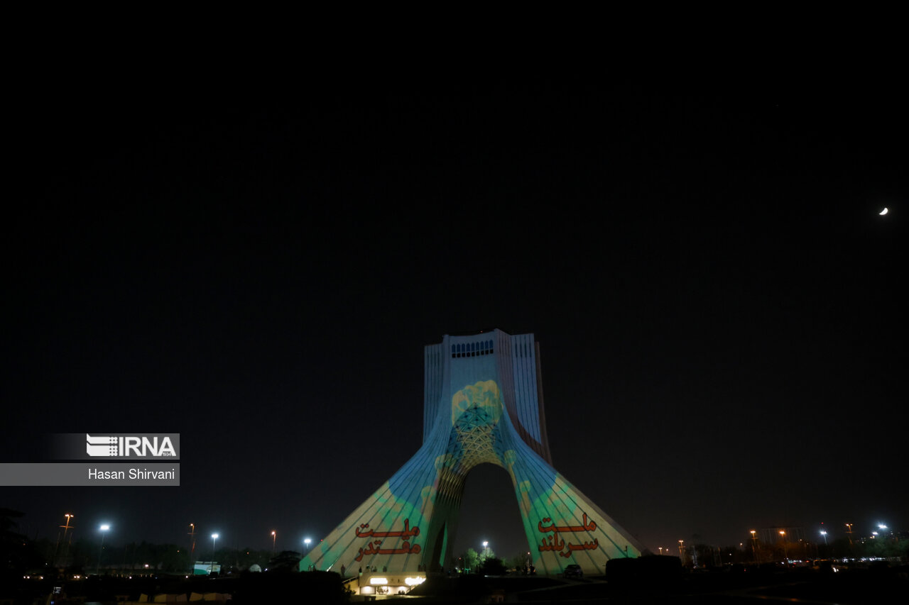 نورپردازی برج آزادی در حمایت از حمله موشکی و پهپادی به اسرائیل