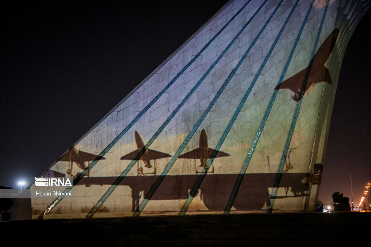 نورپردازی برج آزادی در حمایت از حمله موشکی و پهپادی به اسرائیل