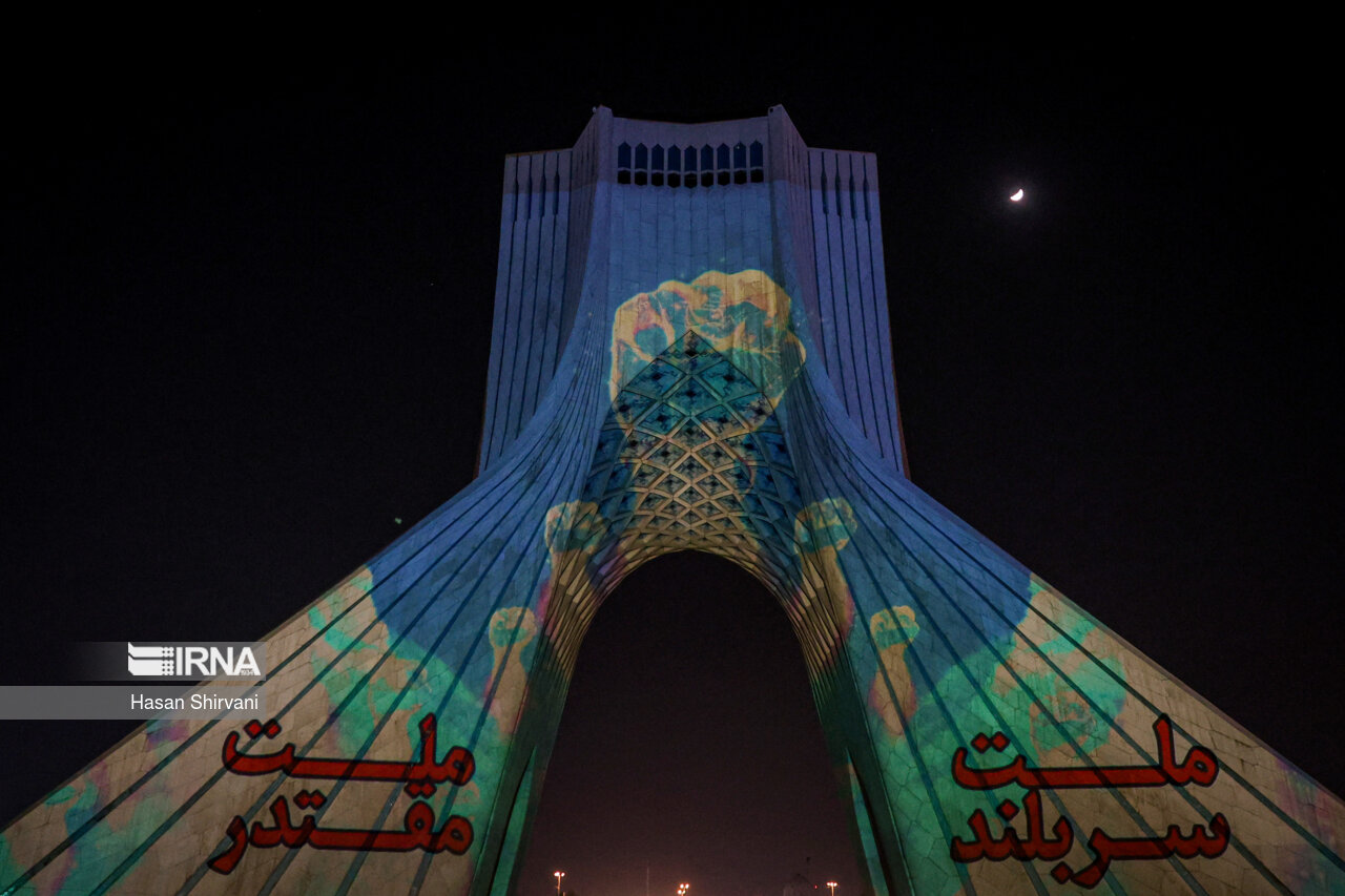 نورپردازی برج آزادی در حمایت از حمله موشکی و پهپادی به اسرائیل