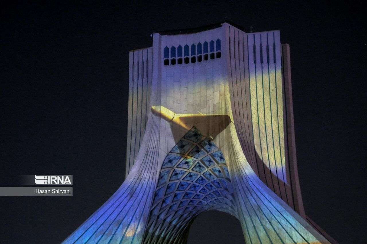 نورپردازی برج آزادی در حمایت از حمله موشکی و پهپادی به اسرائیل