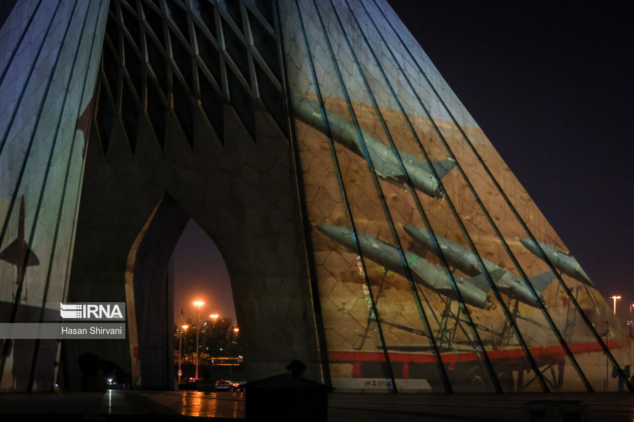 نورپردازی برج آزادی در حمایت از حمله موشکی و پهپادی به اسرائیل