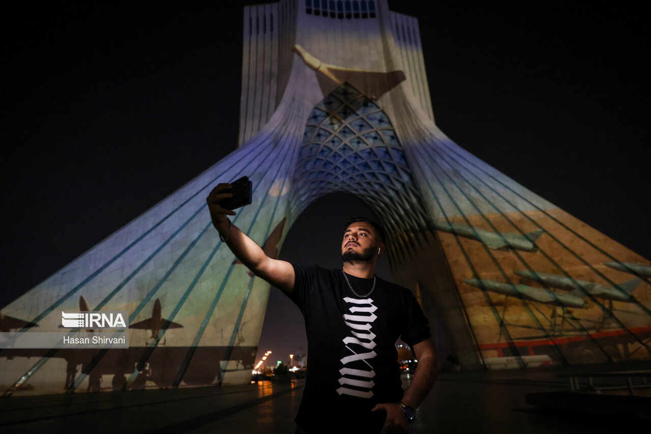 نورپردازی برج آزادی در حمایت از حمله موشکی و پهپادی به اسرائیل